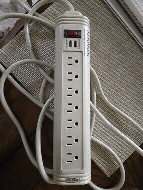 BELKIN SurgeMaster 7-Outlet Surge Protector Strip in Off-White